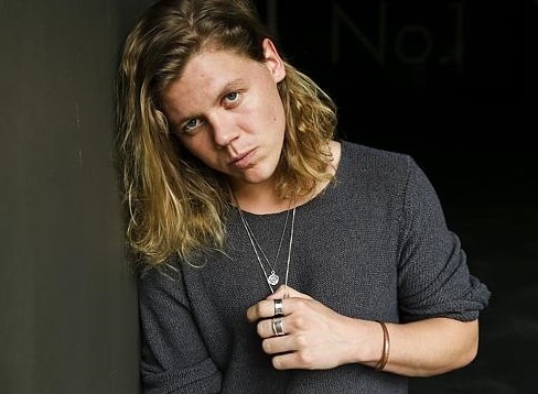 Conrad Sewell khien fan phan khich voi ca khuc moi hinh anh