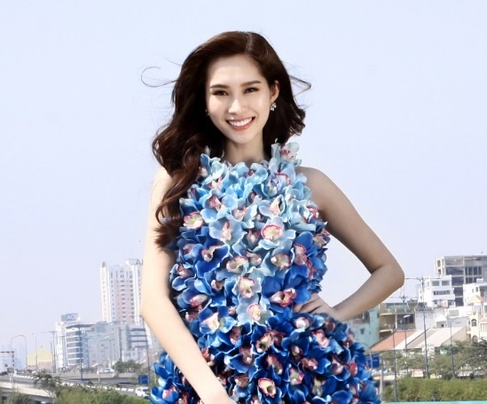 Dang Thu Thao dien vay lan tuoi rang ro duoi troi nang hinh anh