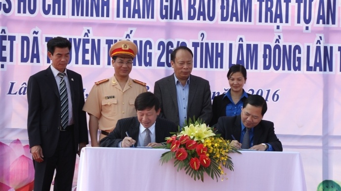 Phat dong chien dich an toan giao thong cho thanh nien hinh anh