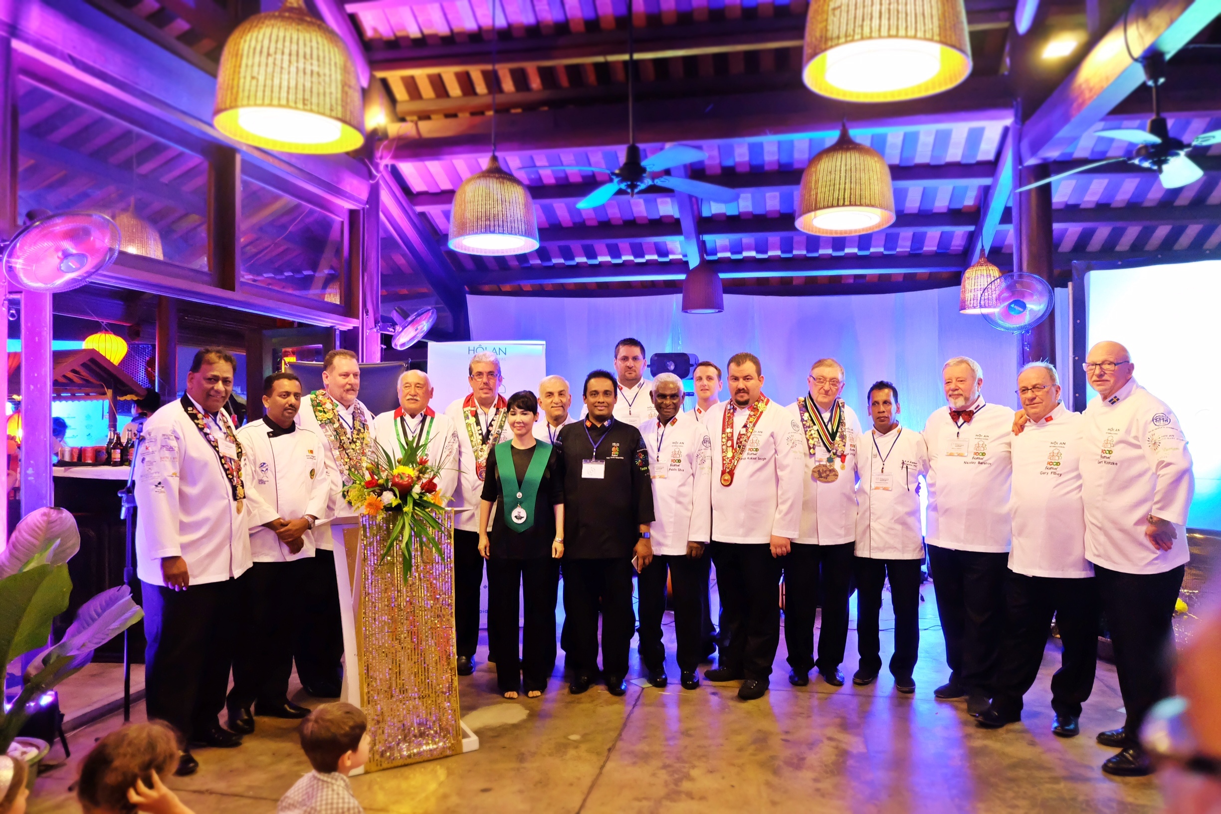 Tan huong tron ven huong vi am thuc tu 12 dau bep quoc te hinh anh