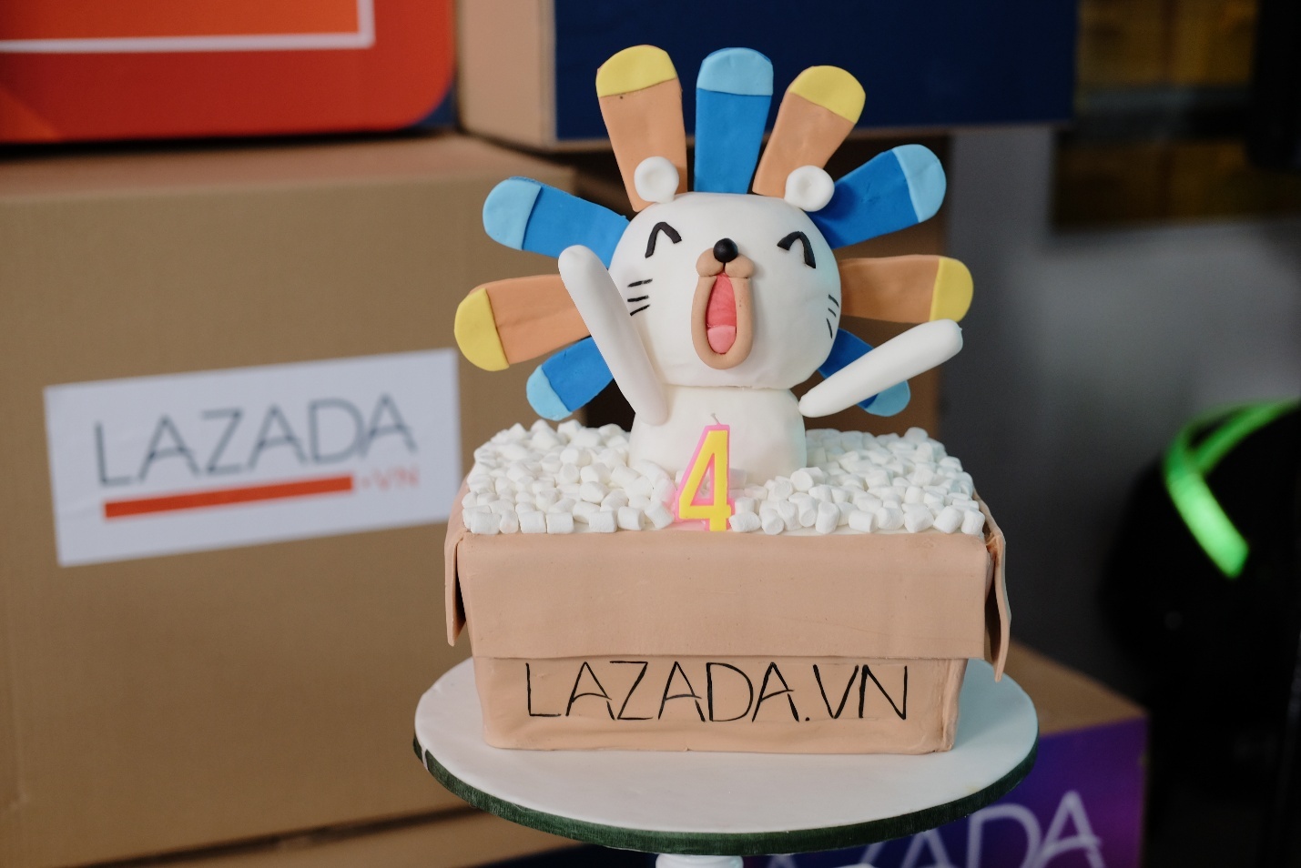 Lazada tang qua nhan dip sinh nhat lan 4 hinh anh