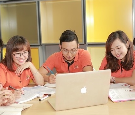 Nguyen nhan khien nhieu cu nhan lam trai nganh hinh anh