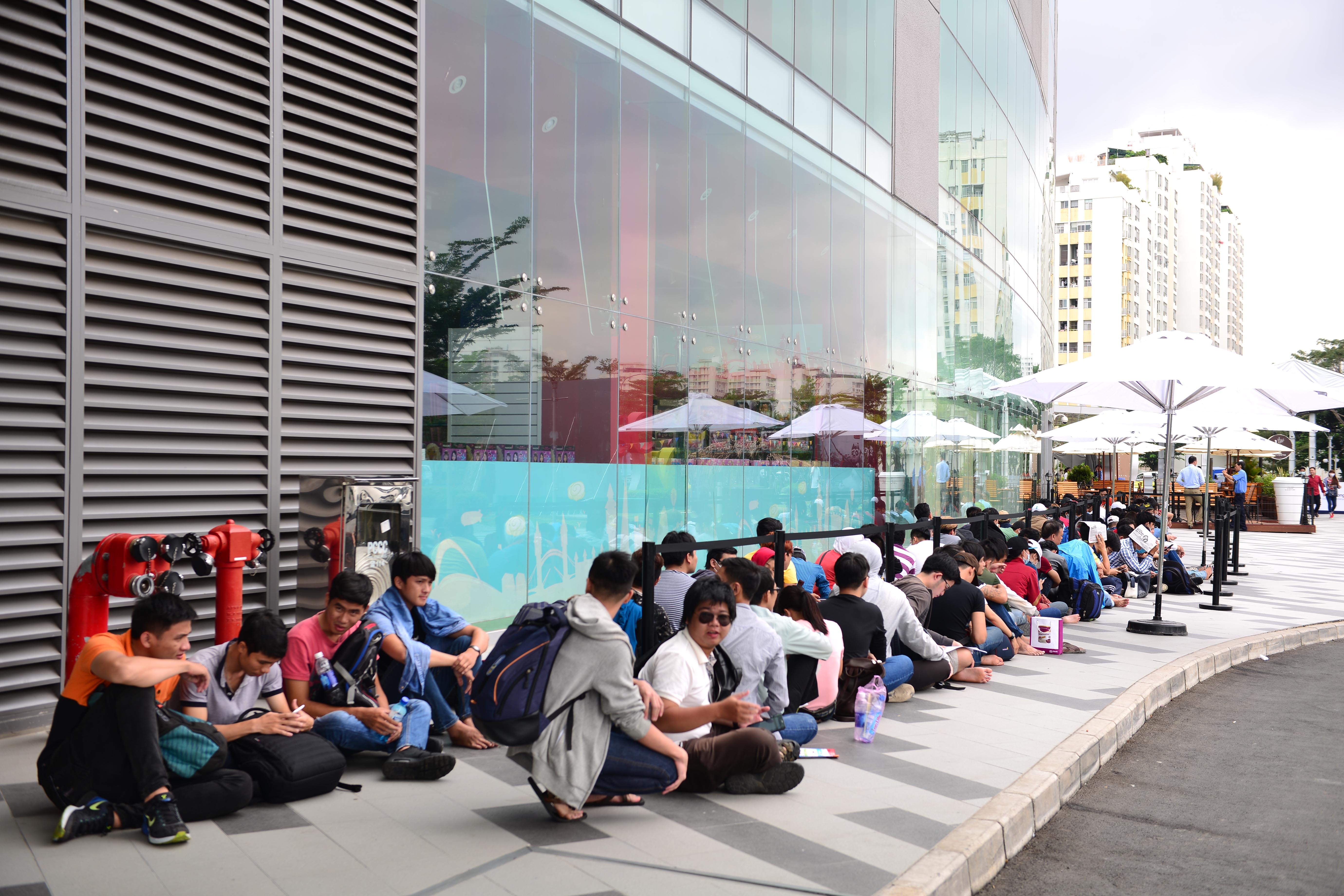 Nhieu nguoi xep hang cho mua hai san pham moi cua Samsung hinh anh