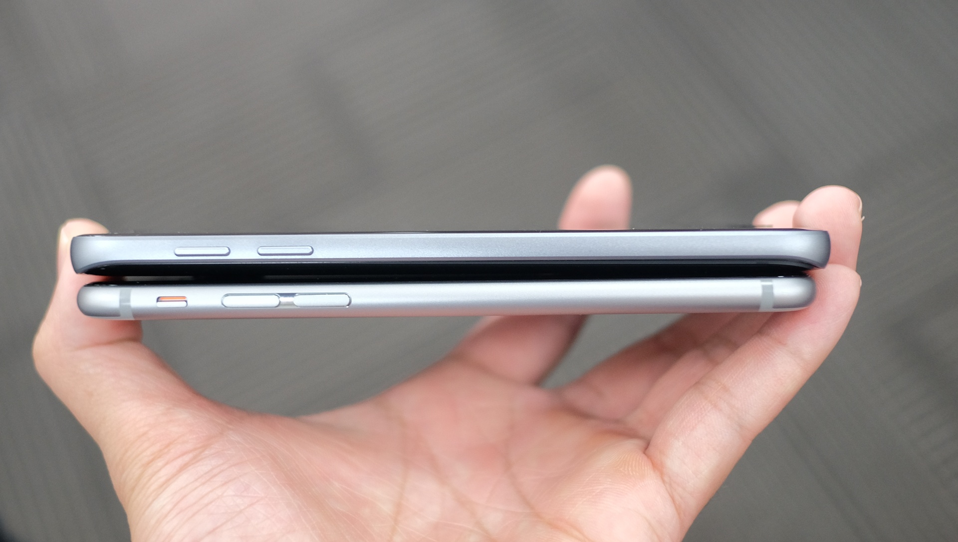 Galaxy S7 so dang iPhone 6S anh 4