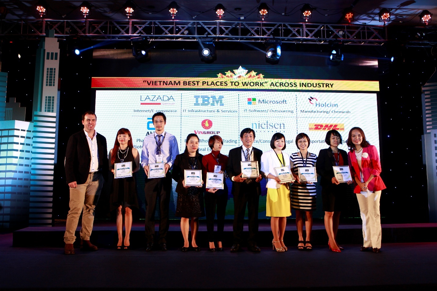 Lazada duoc xep vao top 100 noi lam viec tot nhat hinh anh