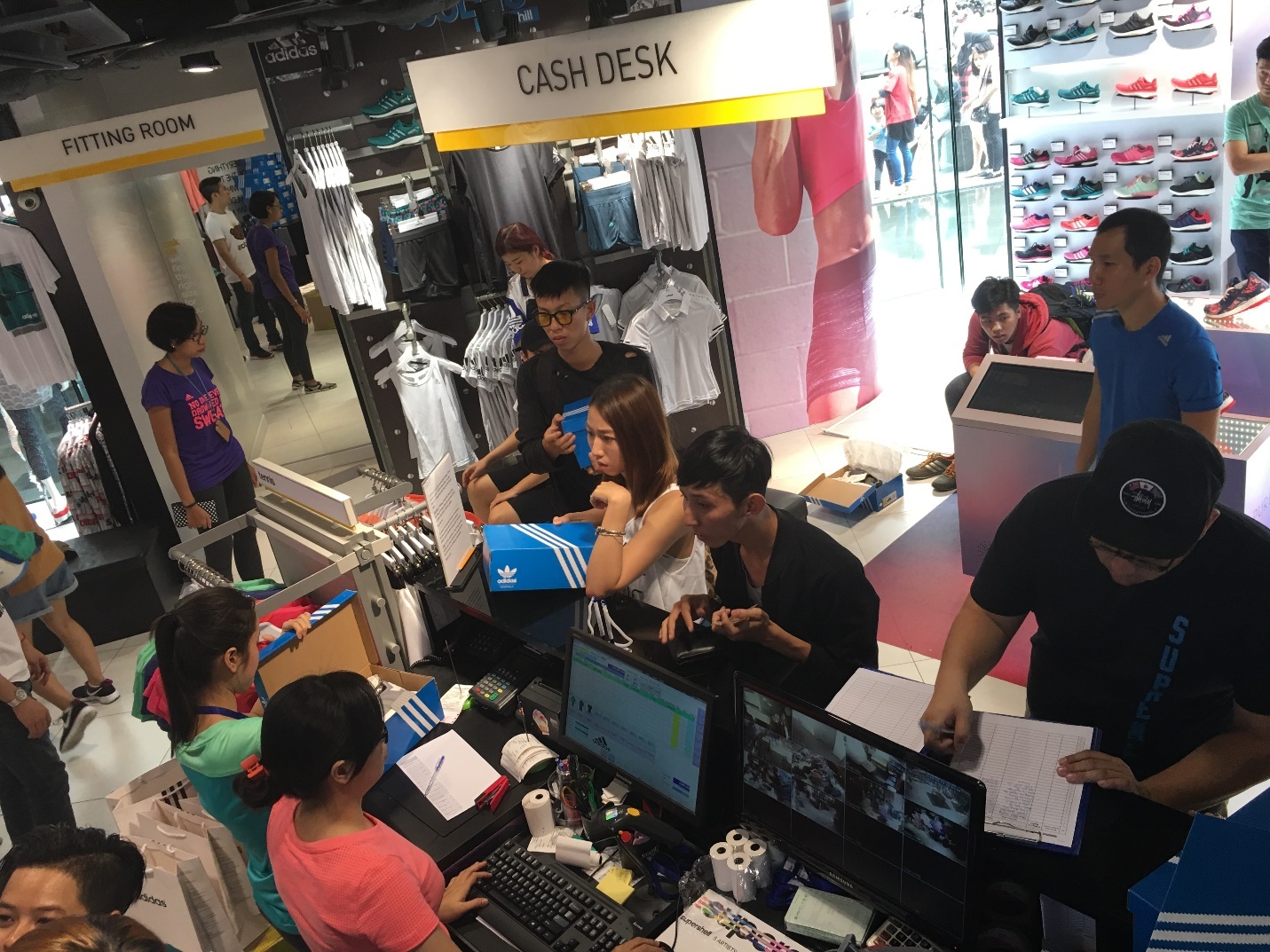 Nhieu ban tre xep hang mua mau NMD moi cua adidas hinh anh