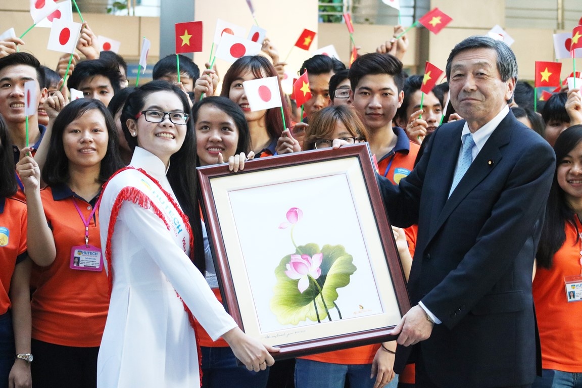 Bo truong Nhat Ban tham va lam viec tai HUTECH hinh anh