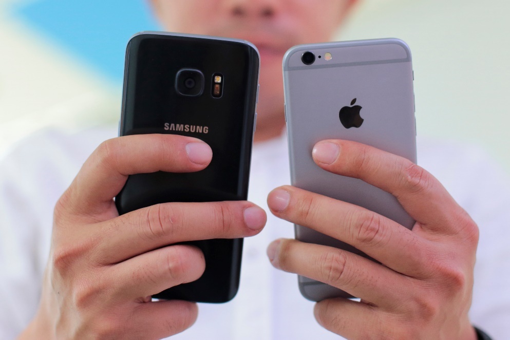 galaxy s7 so kha nang choi game voi iphone 6s anh 5