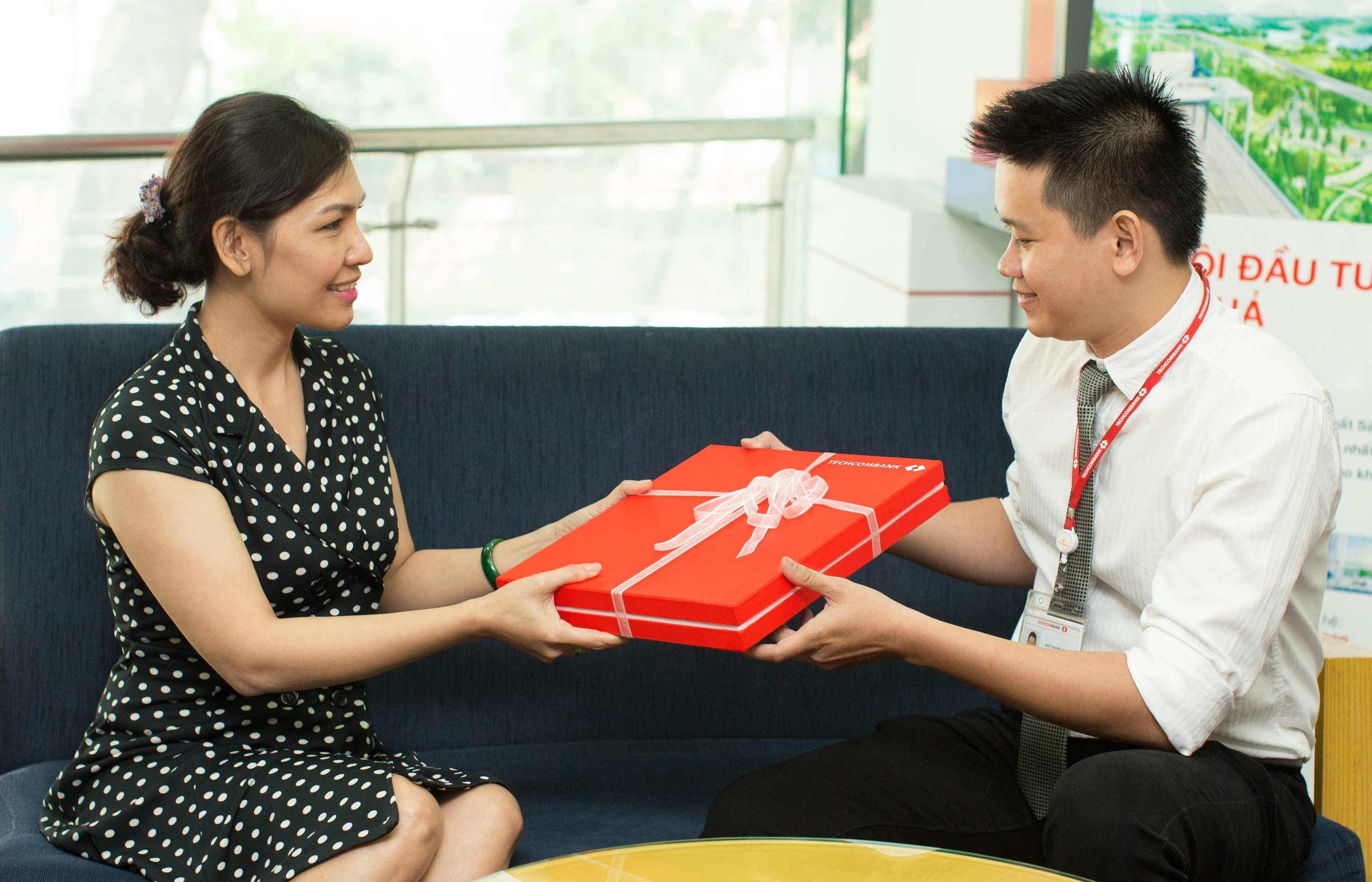 Co hoi viec lam cho cu nhan tre hinh anh