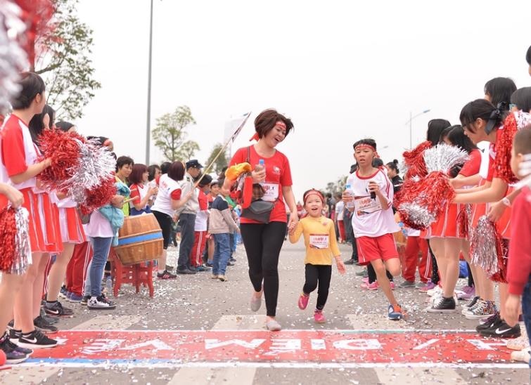 Edurun: Hon 10.000 nguoi gop quy xay truong tai Quang Tri hinh anh