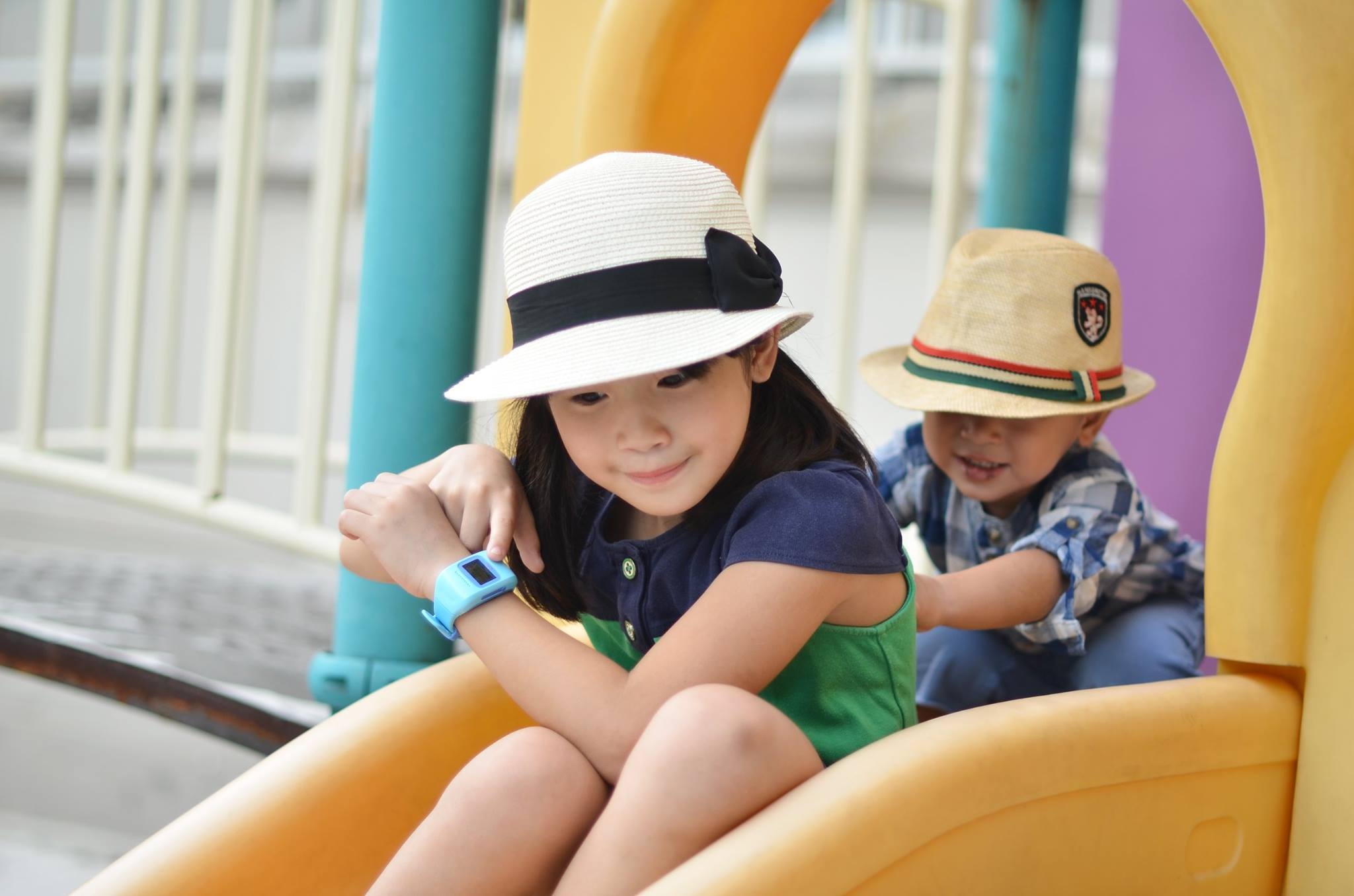 Dong ho thong minh giup lien lac va quan ly tre hieu qua hinh anh