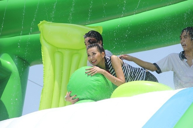 Duong truot nuoc va be lan giua thanh pho hinh anh