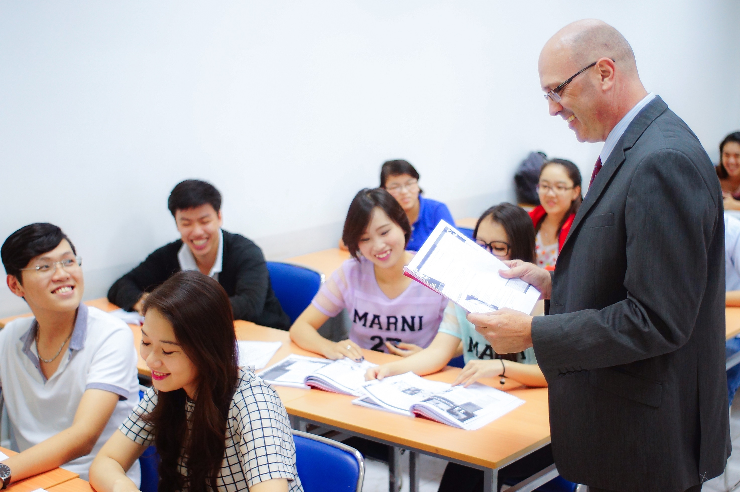 hoc kinh doanh quoc te tai UEF anh 2