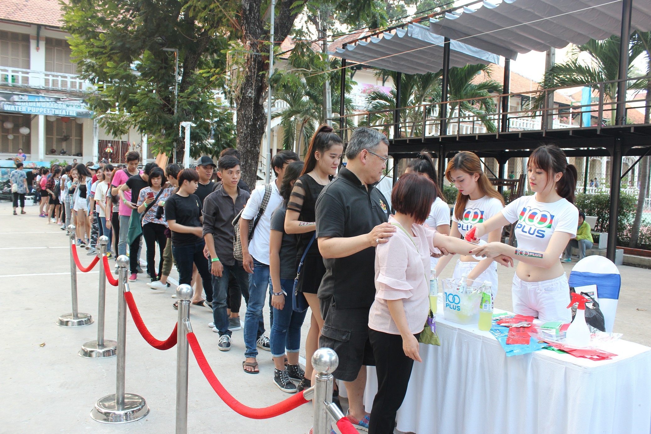 Khat khao toa sang cung 100 Plus anh 1