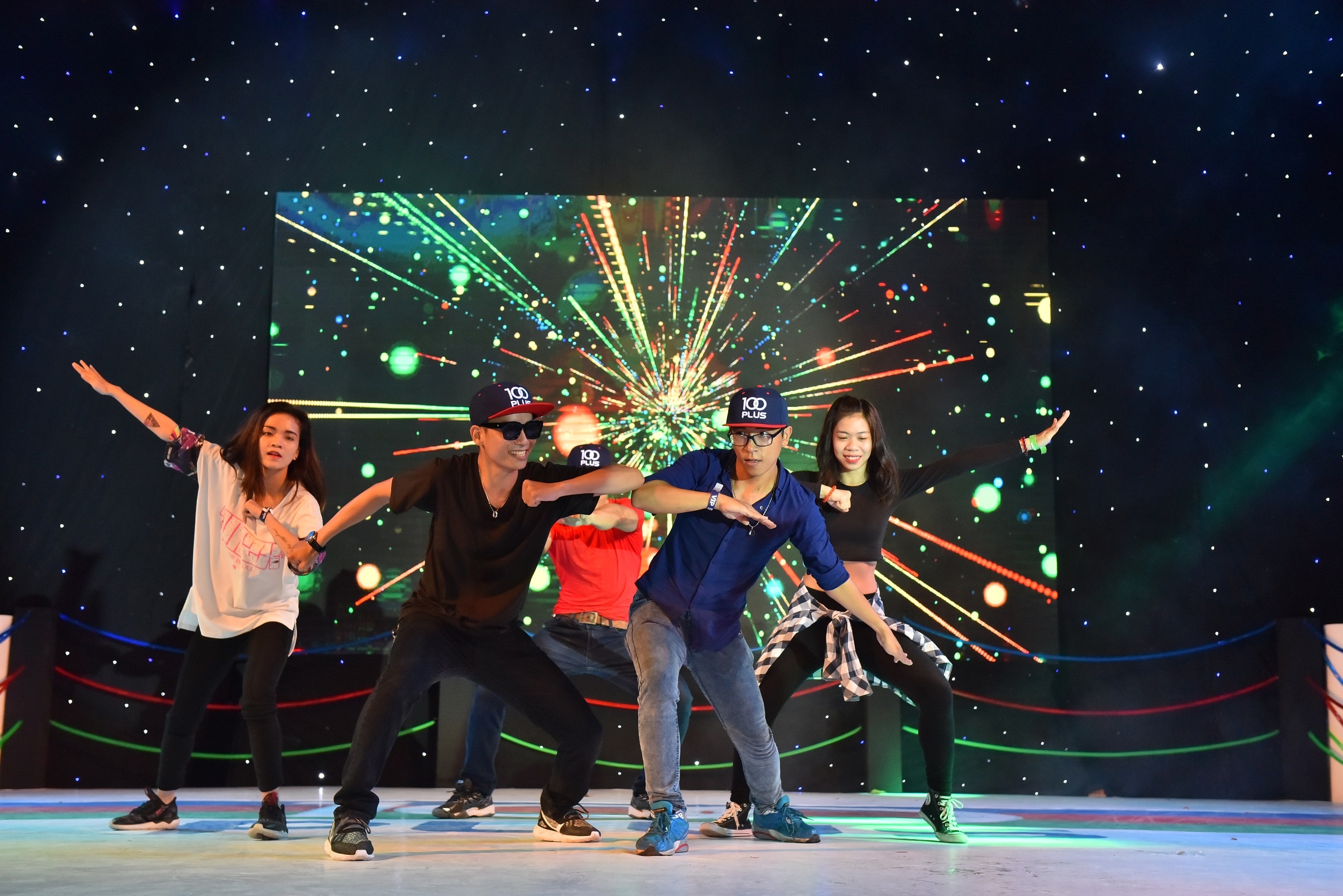 Khat khao toa sang cung 100 Plus anh 6