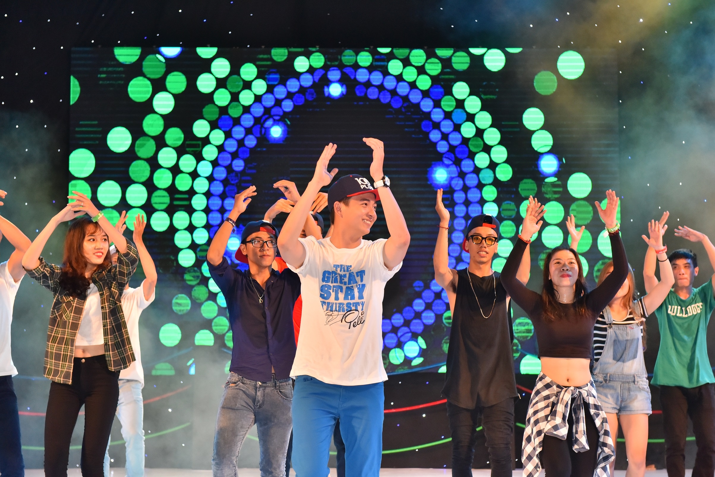 Khat khao toa sang cung 100 Plus anh 4