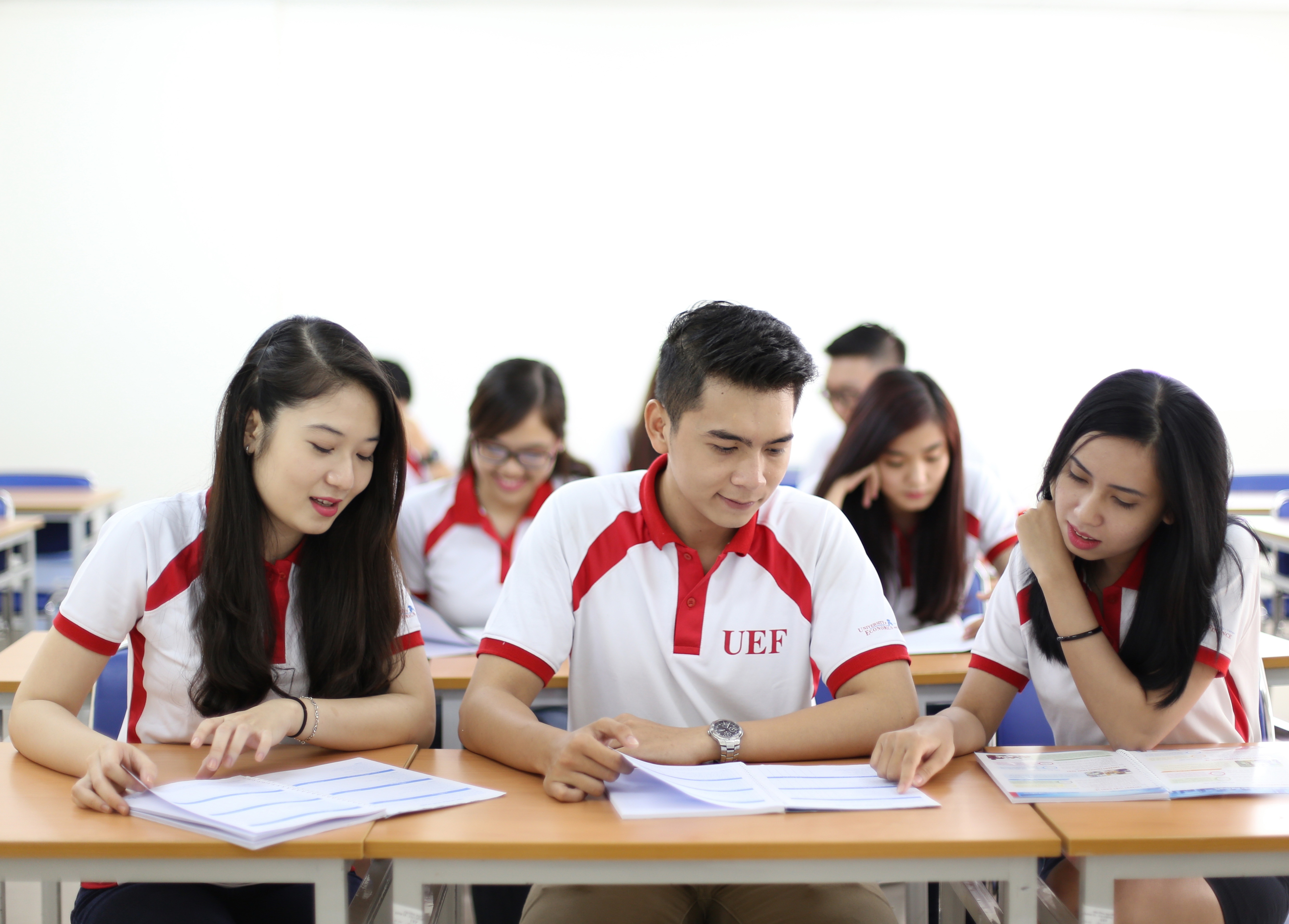 hoc tap trong moi truong quoc te tai uef anh 1