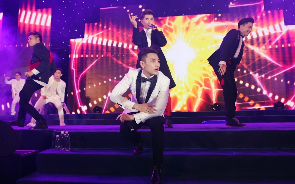 365 day fan nhay ngay tren san khau hinh anh