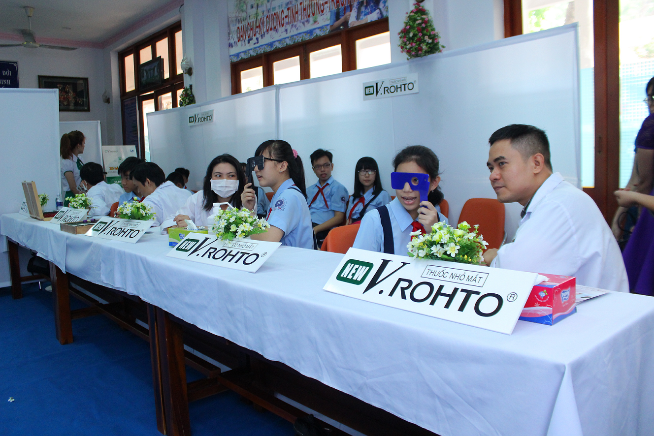 v.rohto dong hanh cung cham soc mat hoc duong anh 2