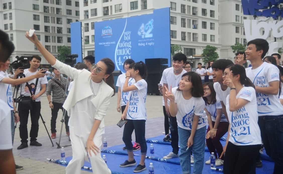 Thanh Hằng nhảy cùng fan tại Hà Nội ảnh 1 Thanh Hang nhay cung fan tai Ha Noi anh 1