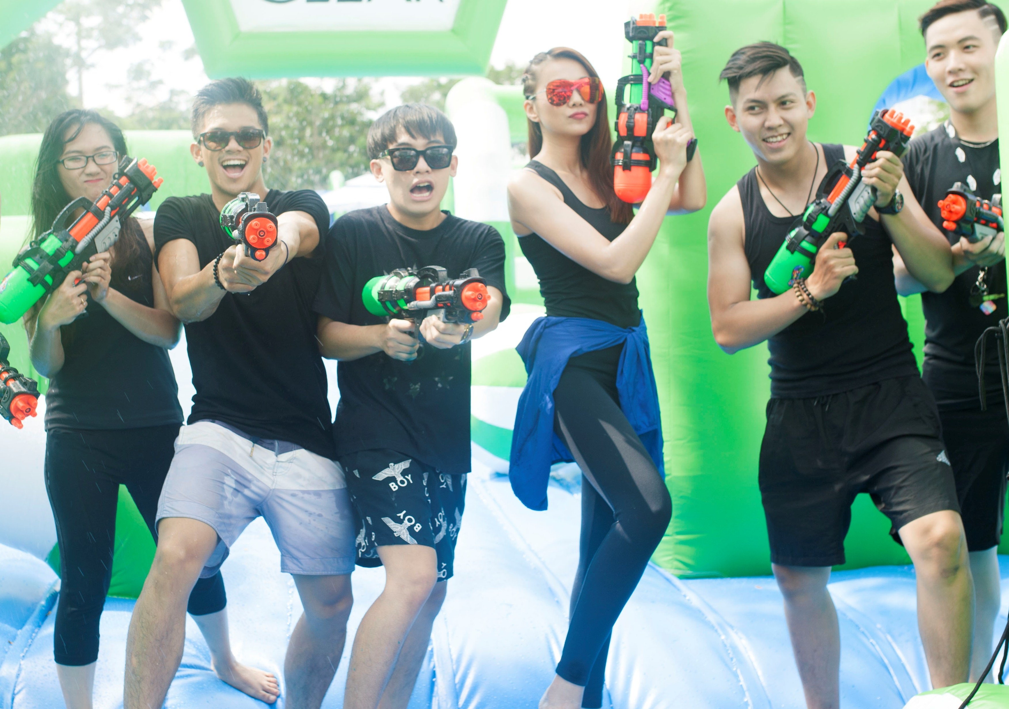 Thanh Hằng, Trọng Hiếu đấu súng nước giữa ảnh 1 Thanh Hang, Trong Hieu dau sung nuoc giua anh 1