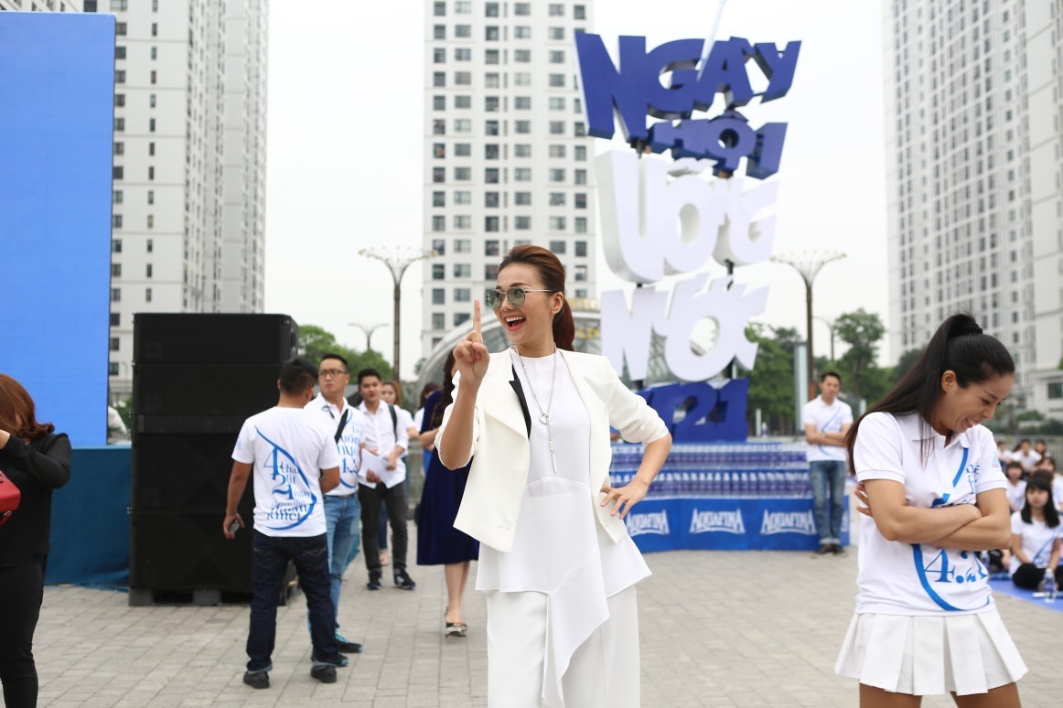 Thanh Hằng nhảy cùng fan tại Hà Nội ảnh 2 Thanh Hang nhay cung fan tai Ha Noi anh 2