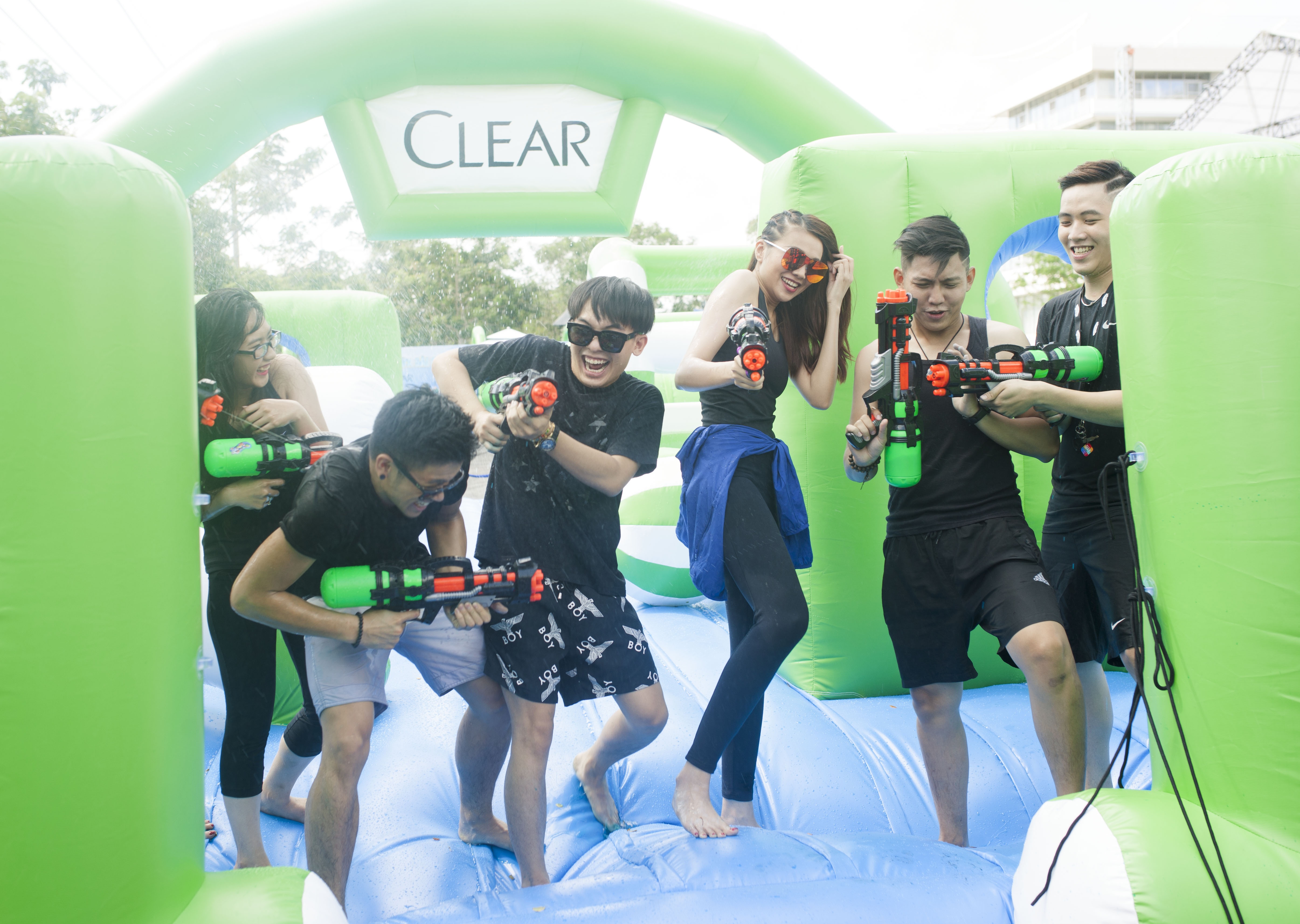 Thanh Hằng, Trọng Hiếu đấu súng nước giữa ảnh 2 Thanh Hang, Trong Hieu dau sung nuoc giua anh 2