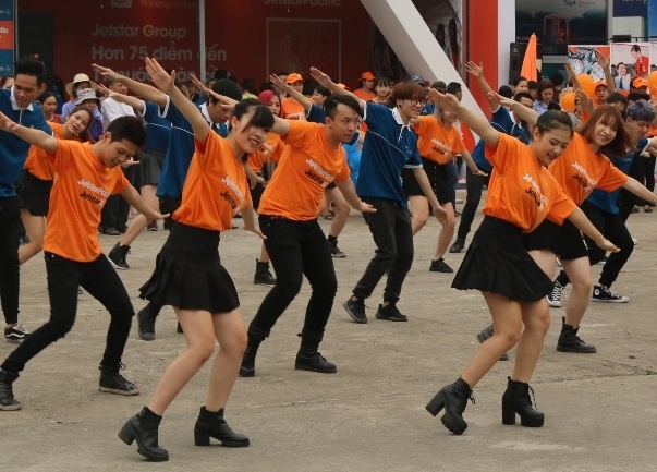 Jetstar Pacific va Vietnam Airlines dong dien flashmob hinh anh