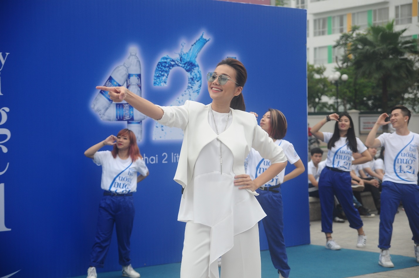 Thanh Hằng nhảy cùng fan tại Hà Nội ảnh 5 Thanh Hang nhay cung fan tai Ha Noi anh 5