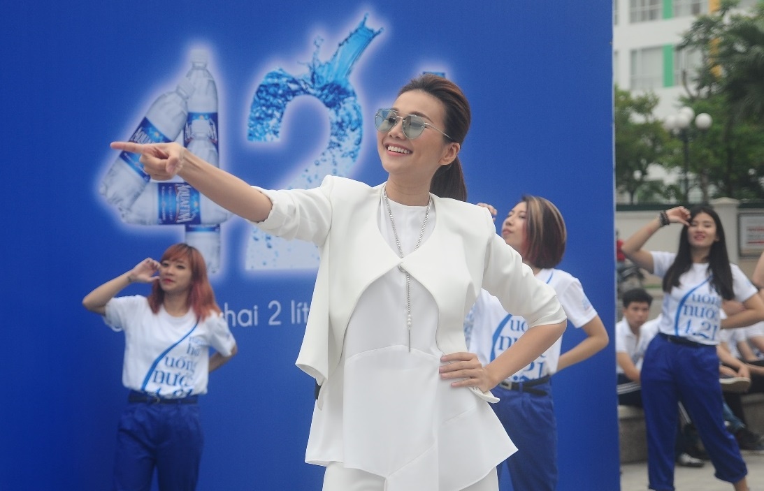 Thanh Hang than thien nhay cung fan Ha Noi hinh anh