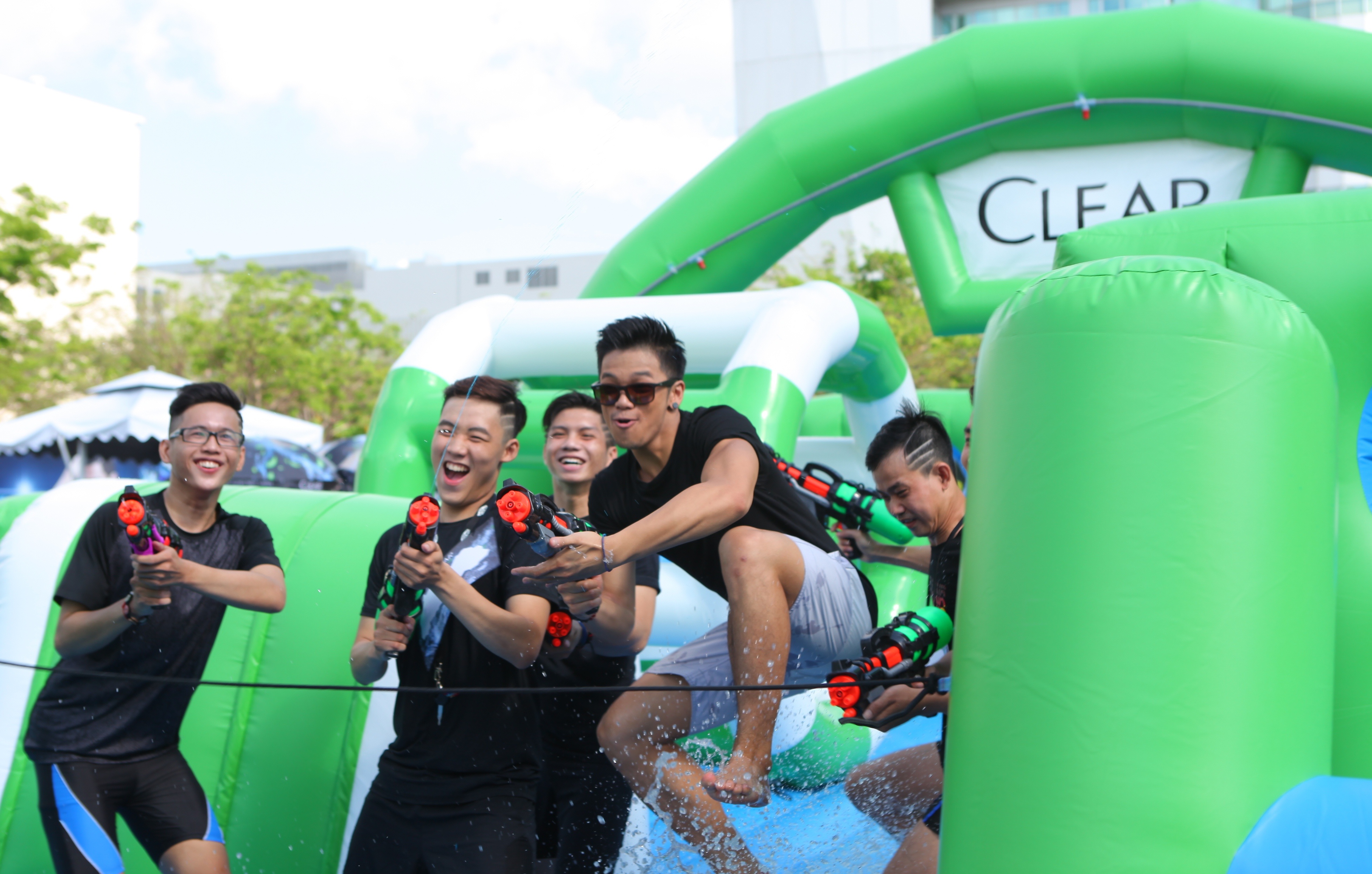 Thanh Hằng, Trọng Hiếu đấu súng nước giữa ảnh 3 Thanh Hang, Trong Hieu dau sung nuoc giua anh 3