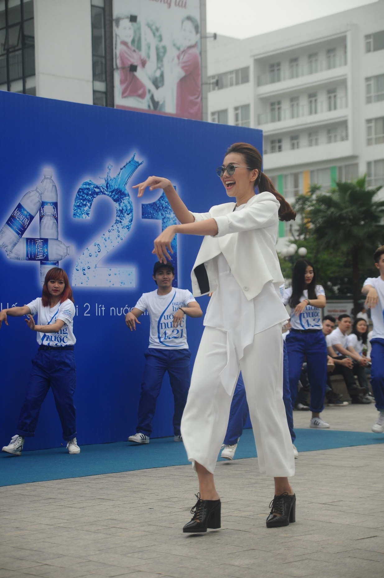 Thanh Hằng nhảy cùng fan tại Hà Nội ảnh 6 Thanh Hang nhay cung fan tai Ha Noi anh 6