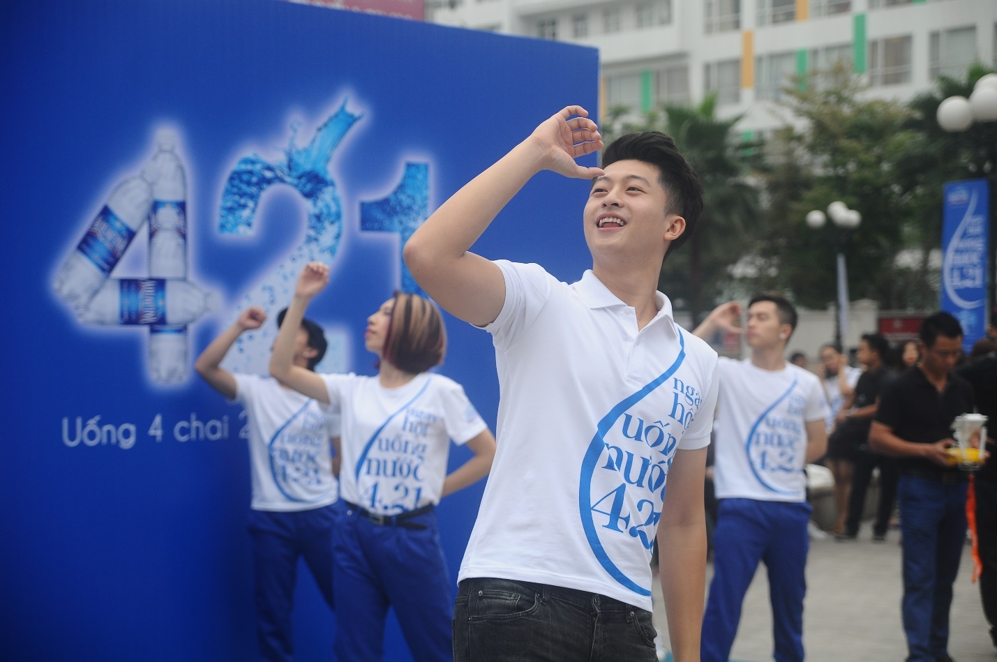 Thanh Hằng nhảy cùng fan tại Hà Nội ảnh 8 Thanh Hang nhay cung fan tai Ha Noi anh 8