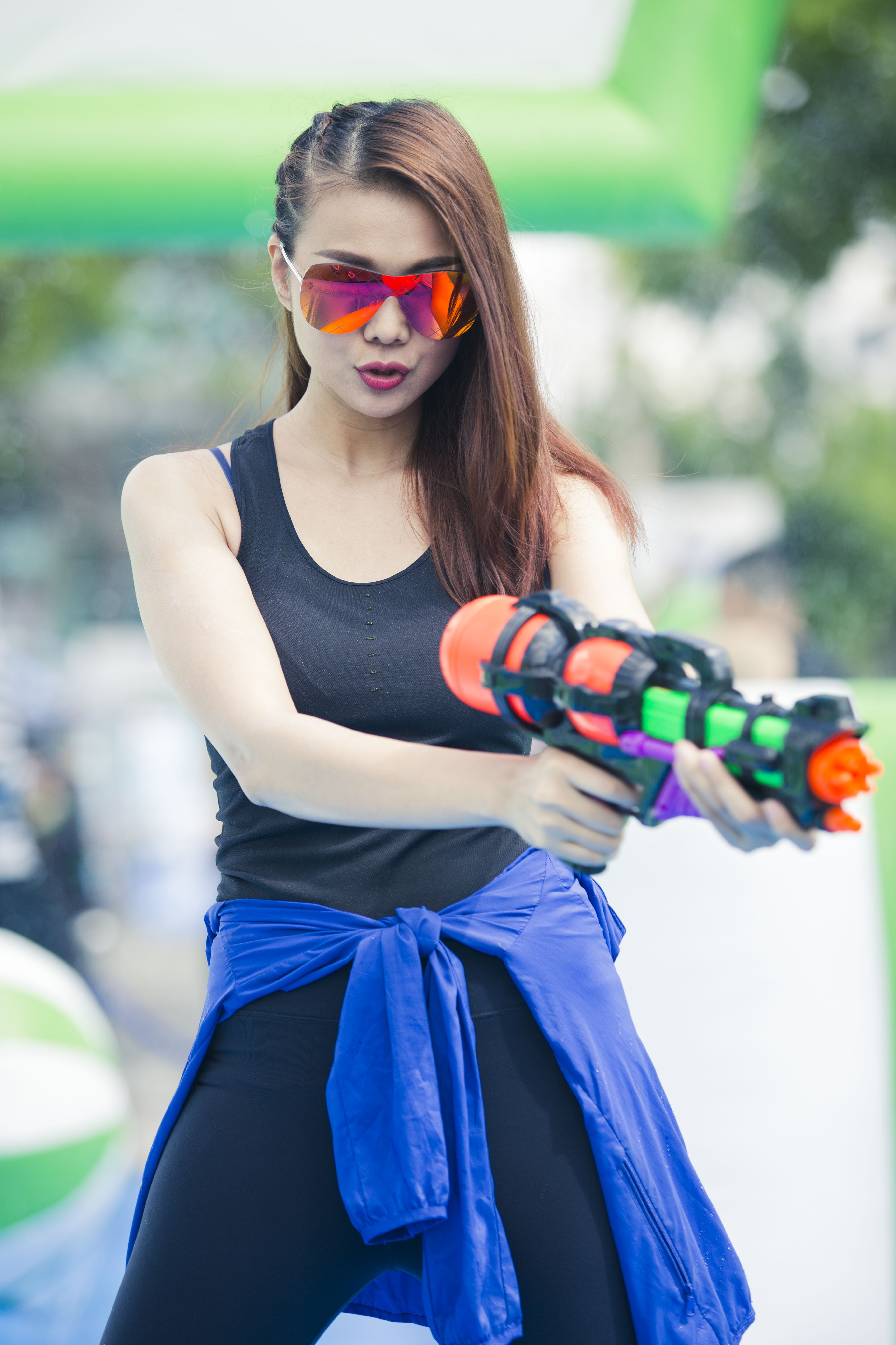 Thanh Hằng, Trọng Hiếu đấu súng nước giữa ảnh 5 Thanh Hang, Trong Hieu dau sung nuoc giua anh 5