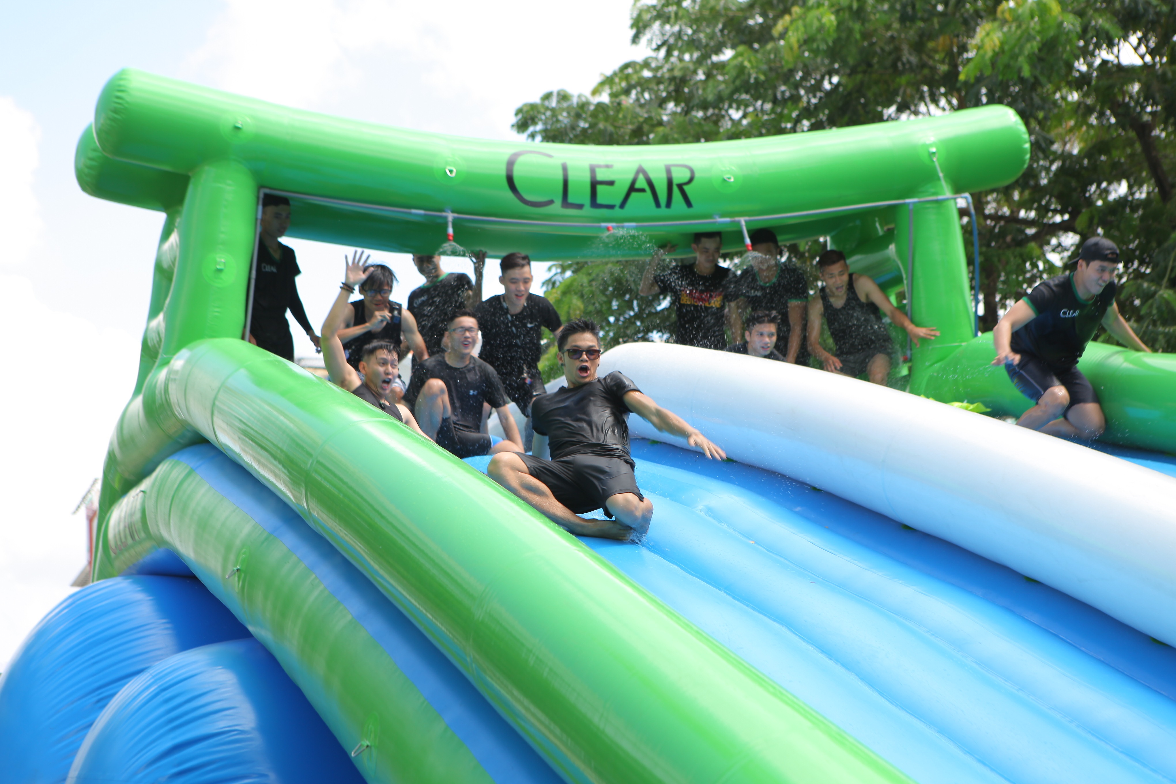 Thanh Hằng, Trọng Hiếu đấu súng nước giữa ảnh 6 Thanh Hang, Trong Hieu dau sung nuoc giua anh 6