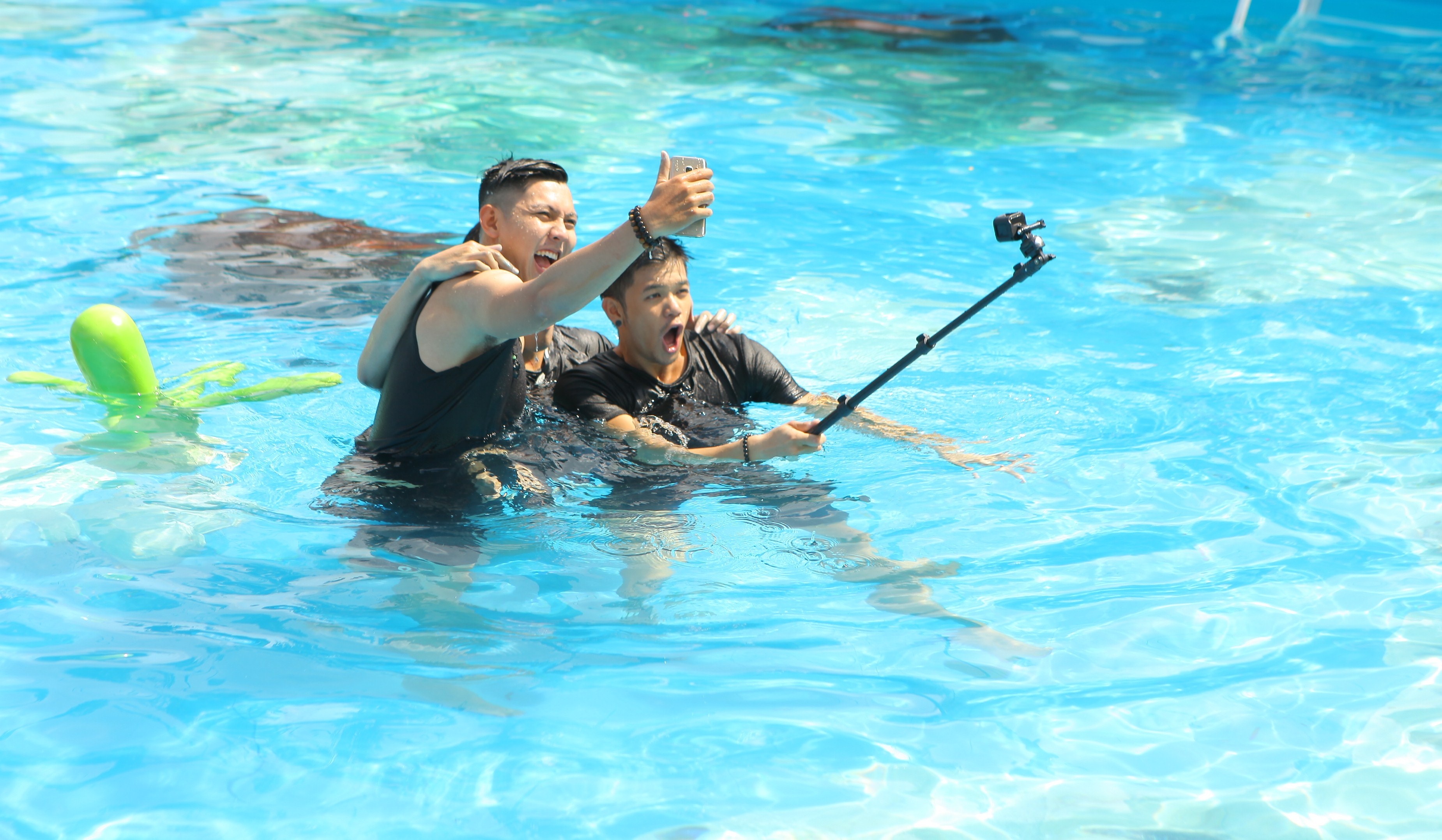 Thanh Hằng, Trọng Hiếu đấu súng nước giữa ảnh 8 Thanh Hang, Trong Hieu dau sung nuoc giua anh 8