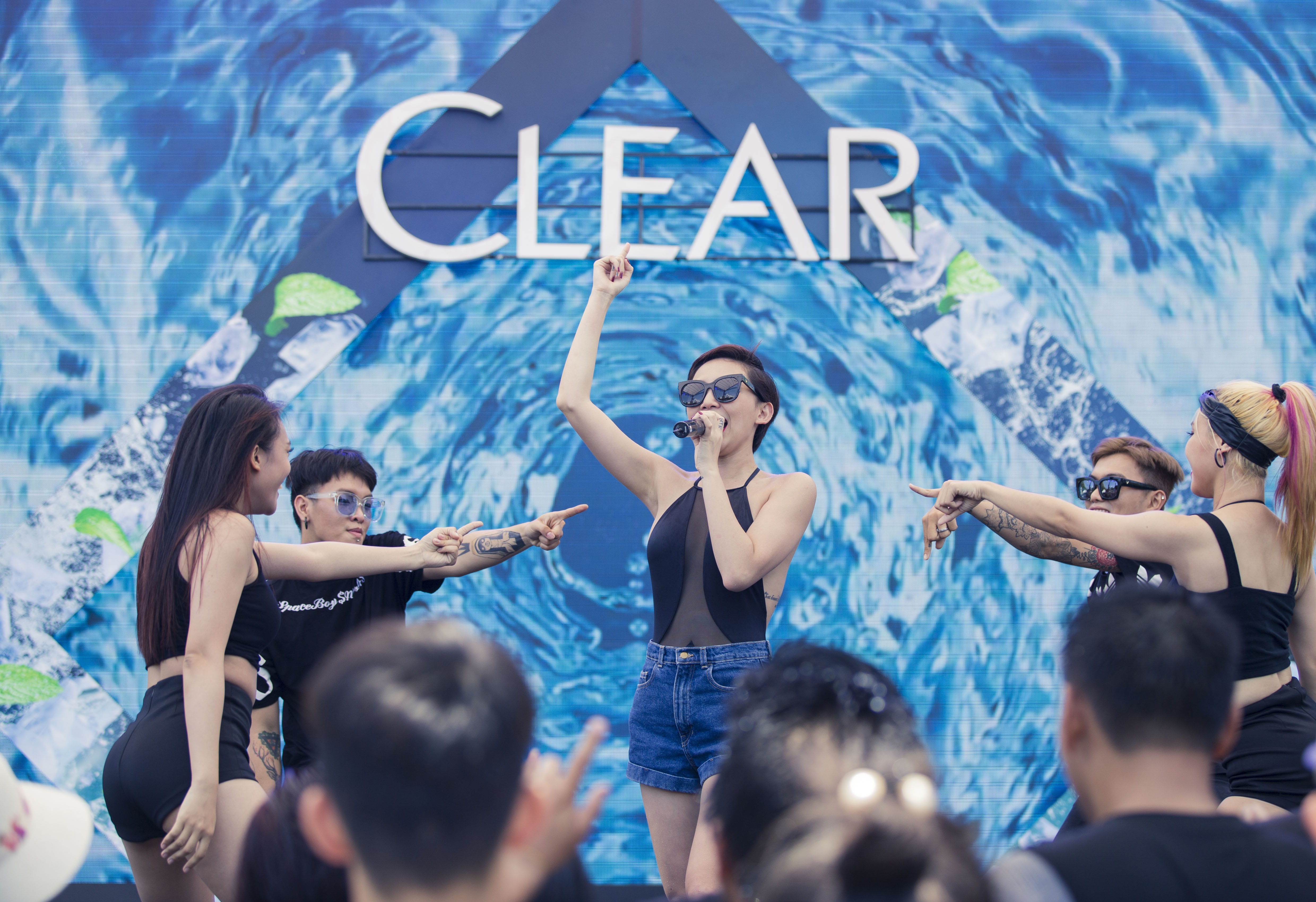 Thanh Hằng, Trọng Hiếu đấu súng nước giữa ảnh 9 Thanh Hang, Trong Hieu dau sung nuoc giua anh 9