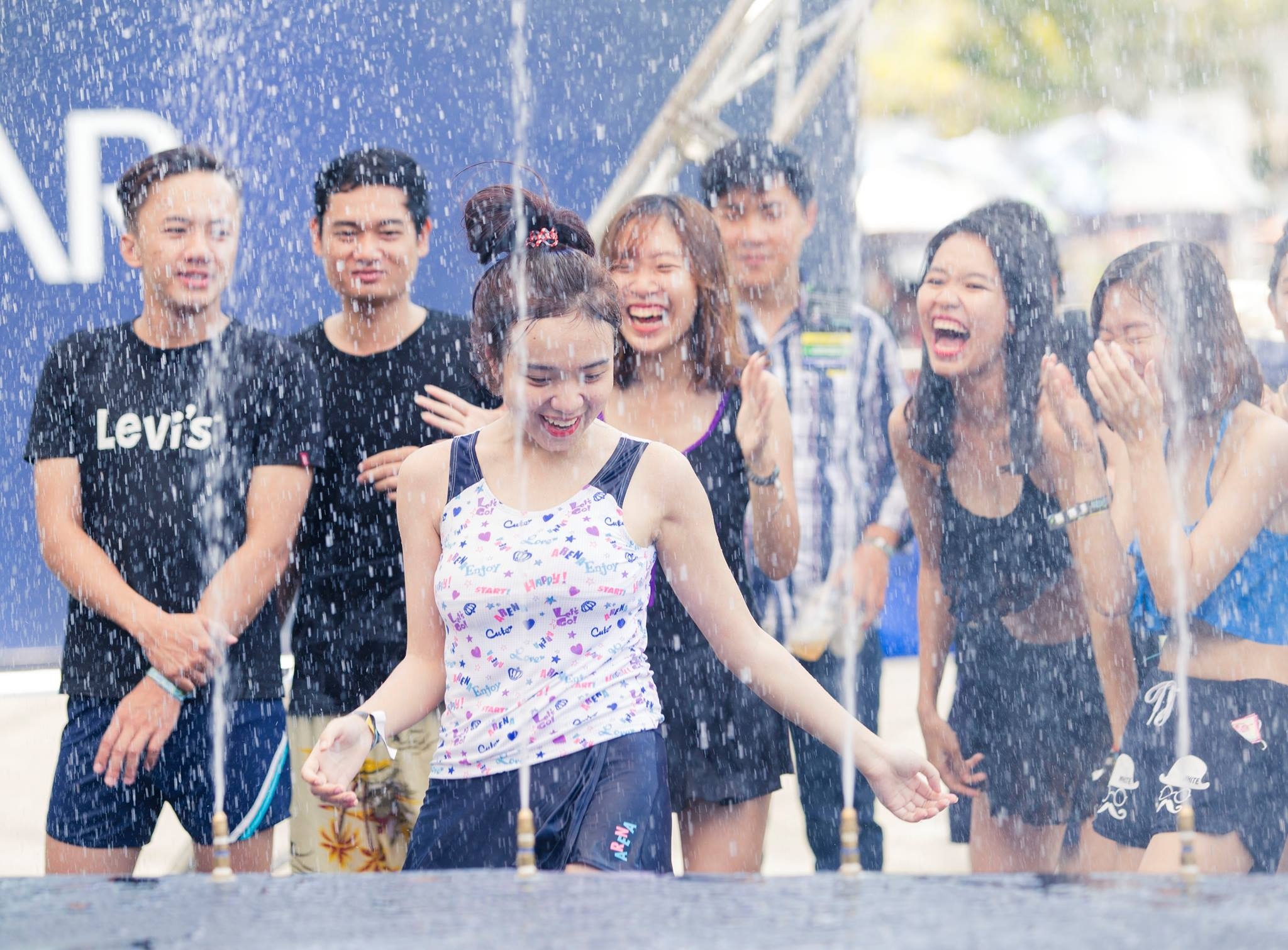 Gioi tre giai nhiet voi duong truot nuoc khong lo giua pho hinh anh