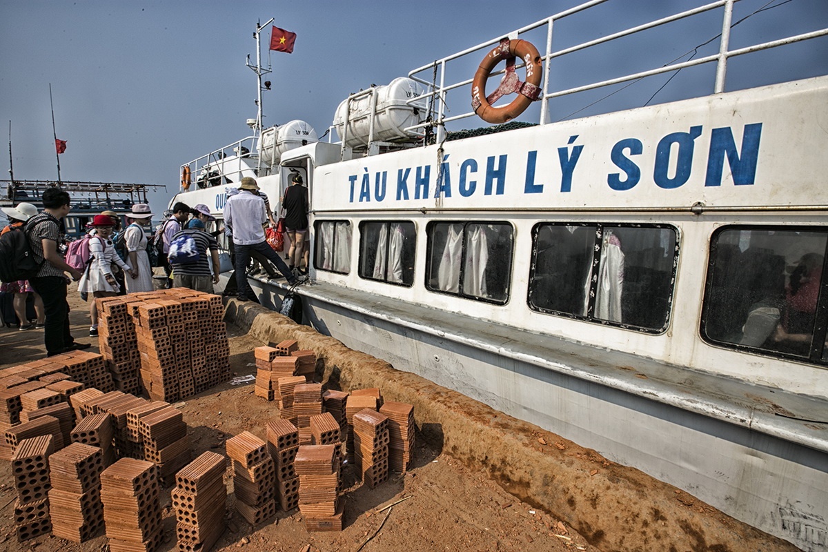 người dân lý sơn đổi giấy phép lái xe giữa biển ảnh 2 nguoi dan ly son doi giay phep lai xe giua bien anh 2