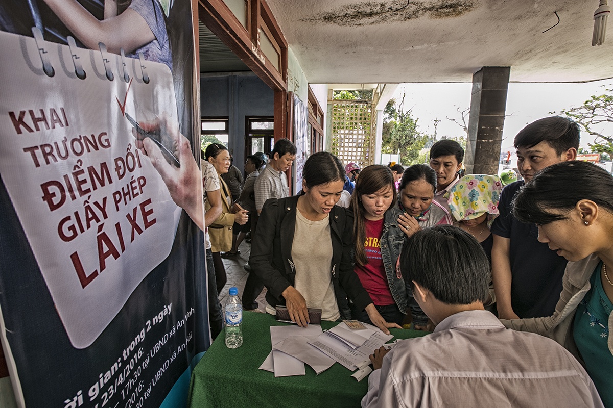 người dân lý sơn đổi giấy phép lái xe giữa biển ảnh 3 nguoi dan ly son doi giay phep lai xe giua bien anh 3