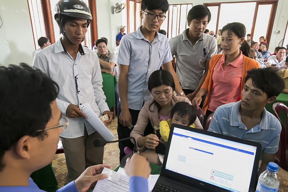 người dân lý sơn đổi giấy phép lái xe giữa biển ảnh 4 nguoi dan ly son doi giay phep lai xe giua bien anh 4