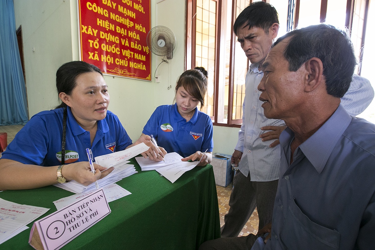 người dân lý sơn đổi giấy phép lái xe giữa biển ảnh 6 nguoi dan ly son doi giay phep lai xe giua bien anh 6