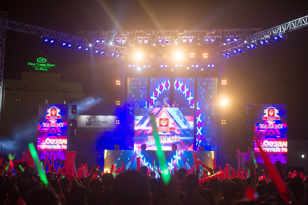 Dong Nhi, Noo Phuoc Thinh gop mat tai dai tiec cua Habeco hinh anh