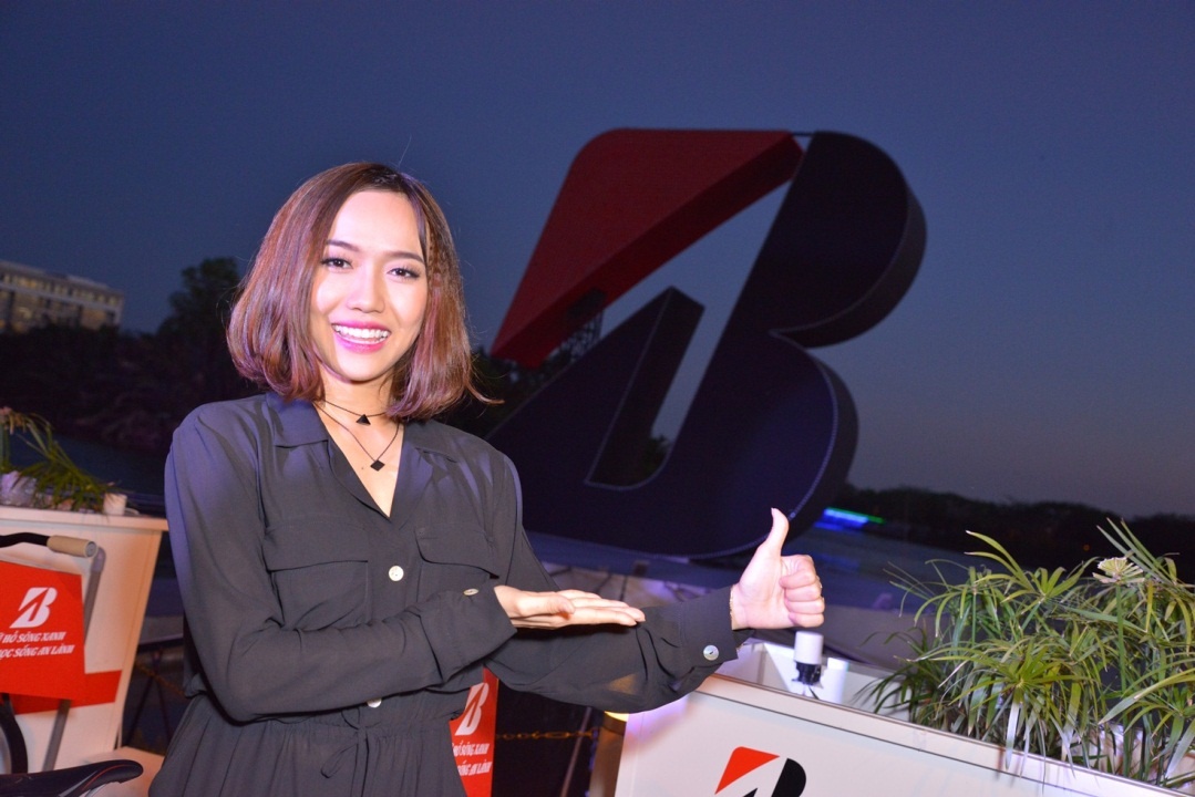 Minh Hang dap xe anh 3