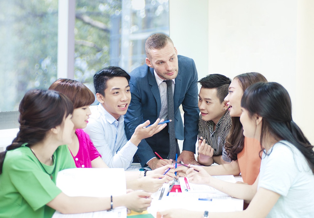 hoc tieng anh giao tiep i-talk tai vus anh 1