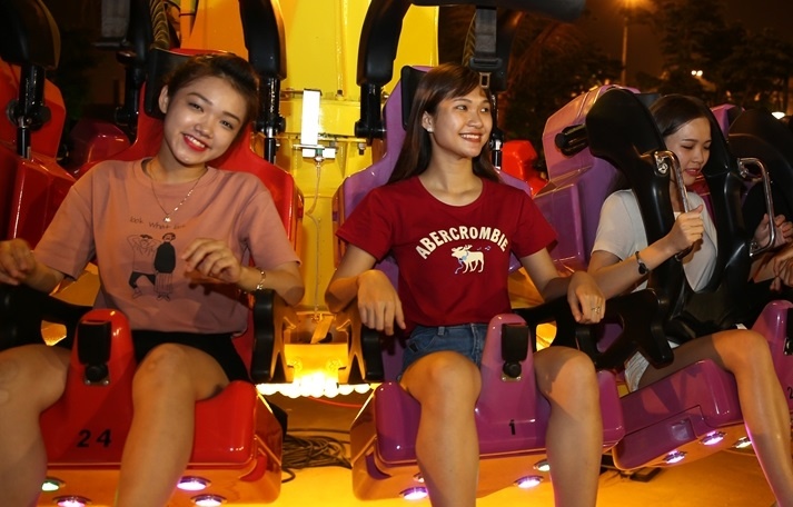 Du khach thich thu voi tro choi mao hiem Singapore Sling hinh anh