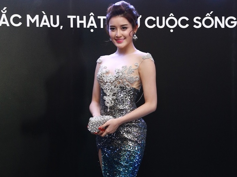 A hau Huyen My khoe duong cong chuan muc voi dam duoi ca hinh anh