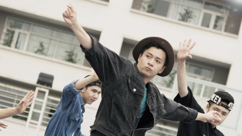 Ngo Kien Huy doi dau nhieu rac roi trong MV moi hinh anh