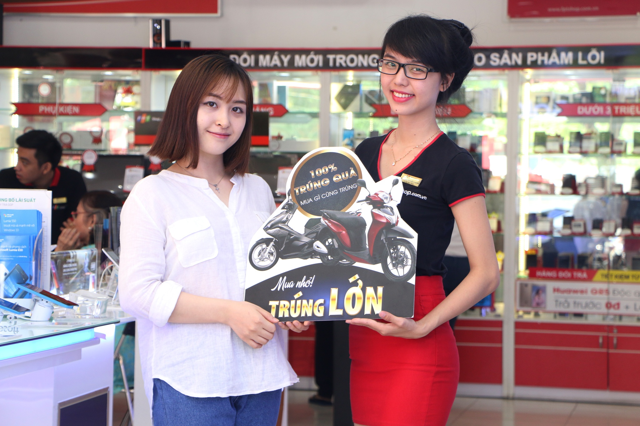 trung xe SH Mode tai FPT shop anh 2