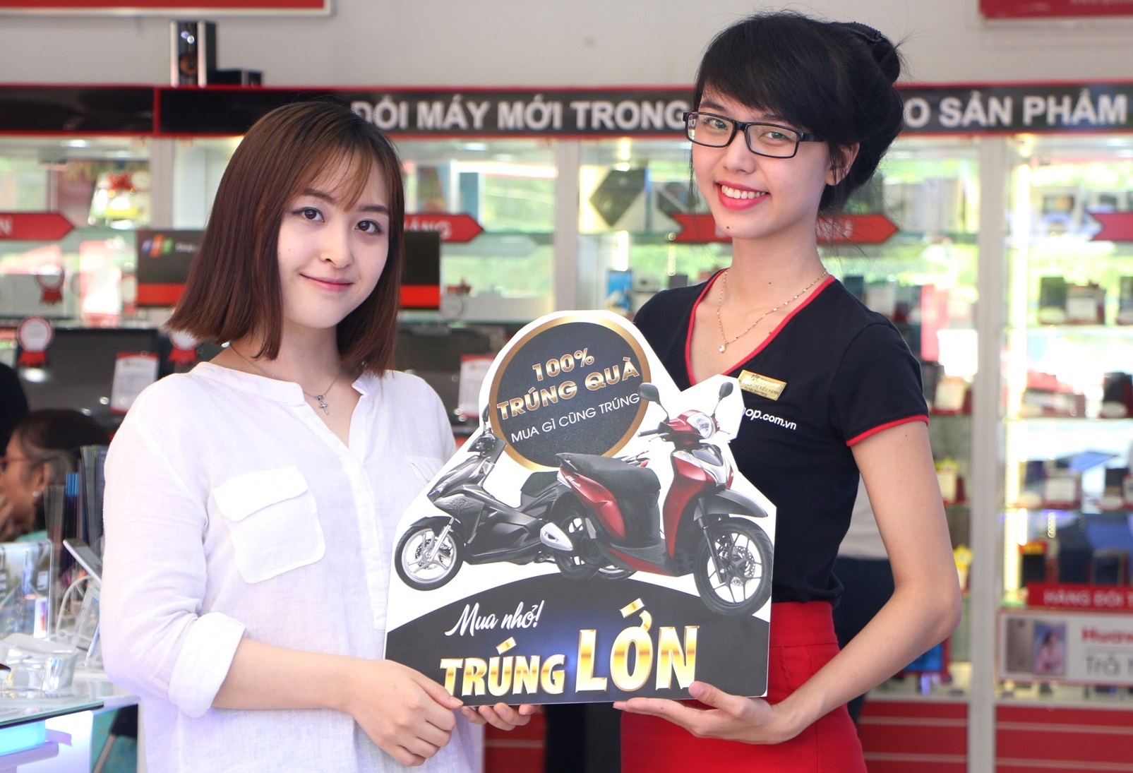 Tang xe SH Mode cho khach hang mua sam tai FPT Shop hinh anh